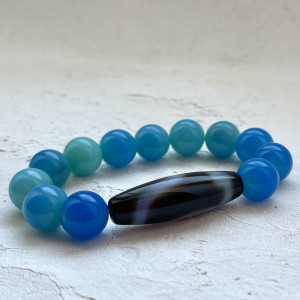 Бусина Дзи "Бай Ши" в браслете из синего агата Бусина Дзи "Бай Ши" в браслете из синего агата