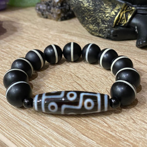 Бусина Дзи 9 глаз в браслете из полосатого агата Бусина Дзи 9 глаз в браслете из полосатого агата