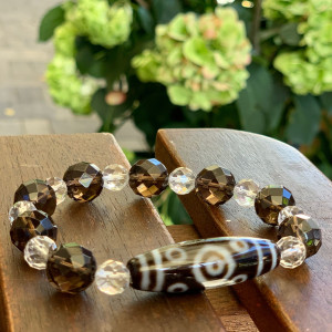 Бусина Дзи 11 глаз в браслете из раухтопаза и хрусталя Бусина Дзи 11 глаз в браслете из раухтопаза и хрусталя