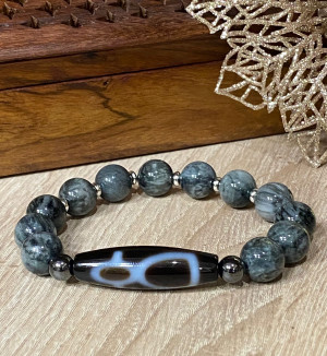 Бусина Дзи " Бог Богатства" в браслете из серого агата Бусина Дзи " Бог Богатства" в браслете из серого агата