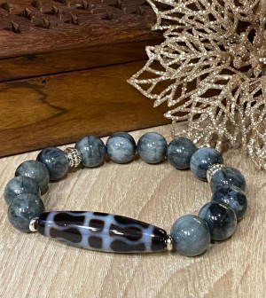 Бусина Дзи "Ваджра" в браслете из серого агата Бусина Дзи "Ваджра" в браслете из серого агата