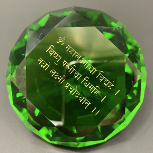 Зелёный кристалл с мантрой Лакшми для привлечения денег и изобилия Зелёный кристалл с мантрой Лакшми для привлечения денег и изобилия