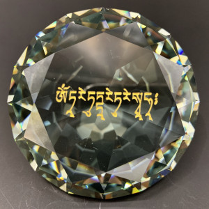 Кристалл с мантрой "Ом Таре Туттаре Туре Соха" Кристалл с мантрой "Ом Таре Туттаре Туре Соха"