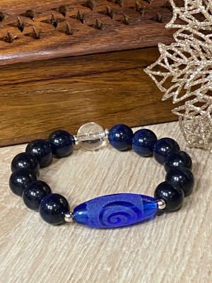 Бусина Дзи "Спираль Вселенной" в браслете из синего кошачьего глаза Бусина Дзи "Спираль Вселенной" в браслете из синего кошачьего глаза