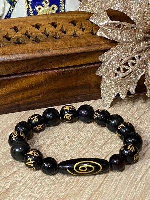 Бусина Дзи"Спираль Вселенной" в браслете из агата с мантрами Бусина Дзи"Спираль Вселенной" в браслете из агата с мантрами