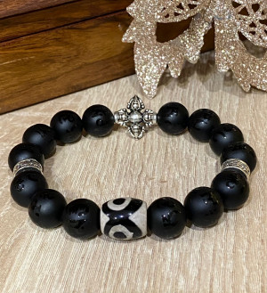 Бусина Дзи "3 глаза" в браслете из агата с мантрами и ваджрой Бусина Дзи "3 глаза" в браслете из агата с мантрами и ваджрой