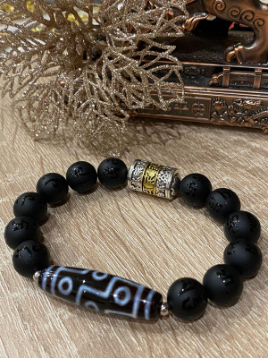 Бусина Дзи 9 глаз в браслете из черного агата с мантрами и тибетским барабаном Бусина Дзи 9 глаз в браслете из черного агата с мантрами и тибетским барабаном