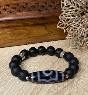 Бусина Дзи 3 глаза в браслете из чёрного агата с мантрами Бусина Дзи 3 глаза в браслете из чёрного агата с мантрами